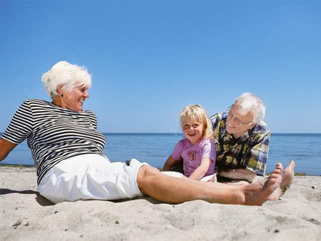 grosseltern_kind_strand